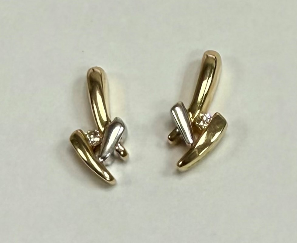 14 Karaat geel met witgouden oorsteker fijn modelmet daarin 0.02 crt briljant I/SI-2.