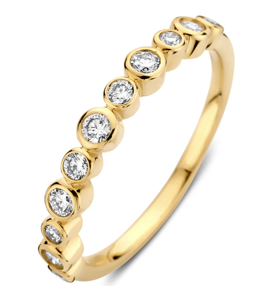 18 Karaat geelgouden rijring 'Luna' is een ware statement piece, elegant halfrond gezet met 11 sprankelende briljanten (samen 0,31 ct.). Deze ring straalt luxe en verfijning uit, perfect voor elke gelegenheid, van een romantisch etentje tot een speciale viering.

Het verfijnde ontwerp is gebaseerd op de schittering van de maan. De samenstelling van de briljanten zorgen voor een subtiele maar opvallende uitstraling. Combineer hem met de bijpassende Luna oorringen voor een complete look, of draag hem solo voor een vleugje glamour in je dagelijkse outfit. Maak elke moment bijzonder met de tijdloze charme van de Luna ring!