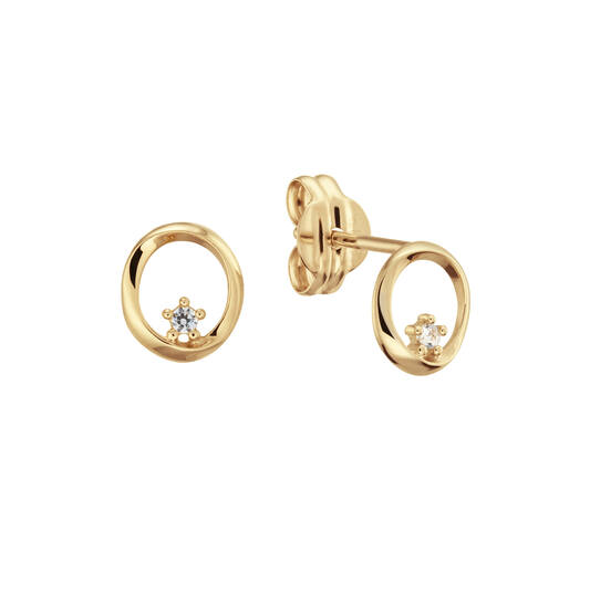 Deze prachtige oorstekers zijn gemaakt van hoogwaardig materiaal en hebben een schitterende zirkonia steen in een open ronde setting. De oorstekers zijn tijdloos en elegant, perfect voor dagelijks gebruik of speciale gelegenheden. Draag ze alleen voor een subtiele touch of combineer ze met andere sieraden voor een meer uitgesproken look. Met deze oorstekers voeg je zeker wat glans toe aan elke outfit!