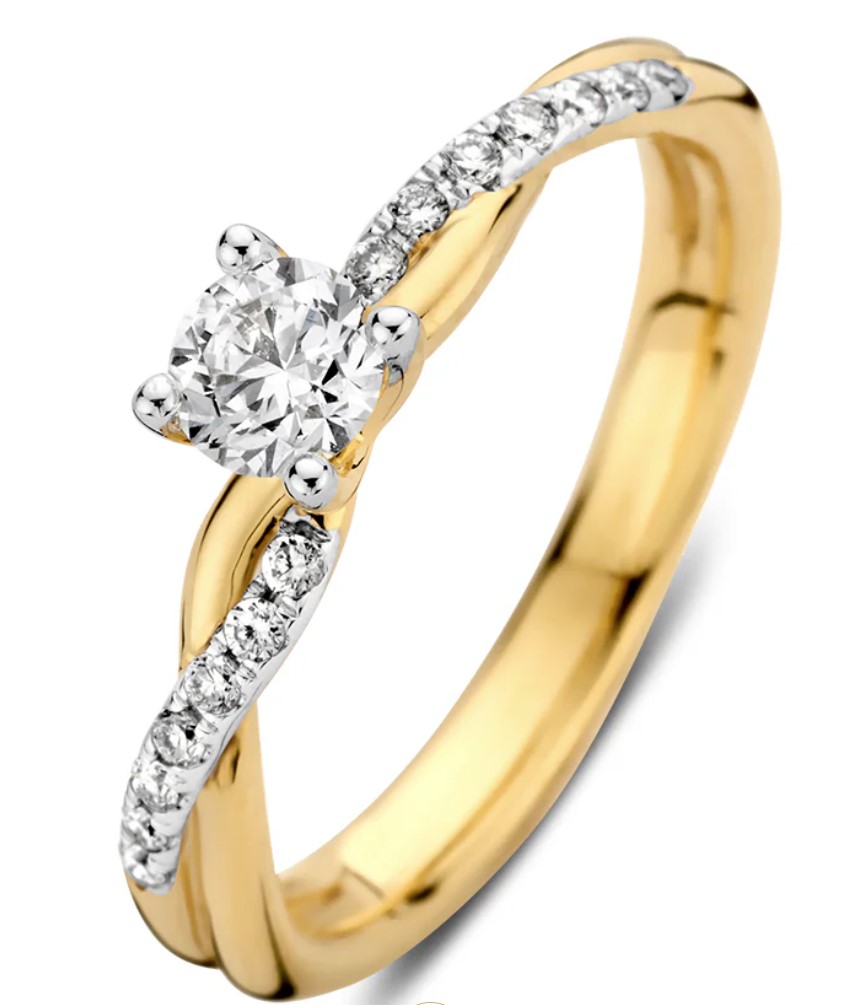 18 Karaat geelgouden ring 'Mia' is een meesterwerk van verfijning, met een betoverende solitair briljant middensteen van 0,30 ct. en een prachtige twistband, versierd met 14 sprankelende briljanten. Deze ring combineert klassieke elegantie met een moderne twist, waardoor hij perfect is voor elke gelegenheid.

De indrukwekkende solitair vormt een stralend middelpunt, terwijl de twistband een dynamisch en uniek karakter toevoegt. De Mia ring is ontworpen om solo te schitteren, waardoor hij de ideale keuze is voor speciale momenten of als dagelijkse luxe, maar kan ook met aanschuifring er tegenaan worden gedragen.

Voeg een vleugje glamour toe aan je collectie met de Mia ring en geniet van de tijdloze schoonheid die deze ring biedt. Een ware aanwinst voor elke vrouw die houdt van stijl en elegantie!