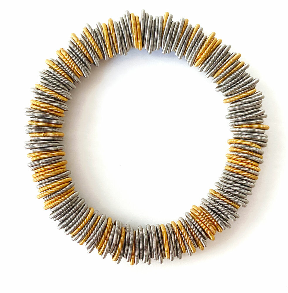 Handgemaakt in Italië en Frankrijk. Elk iconisch object is gemaakt met roestvrijstalen spoelen van topkwaliteit en wordt geleverd in een geschenkdoos. Onze verschillende ontwerpen zijn gelabeld om de authenticiteit te markeren.