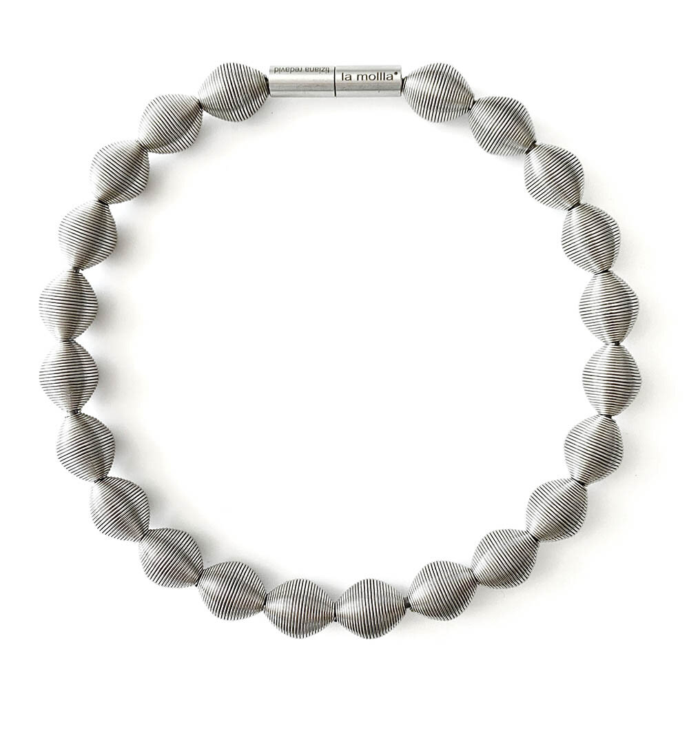Het sieradenmerk La Mollla biedt een uitgebreid assortiment aan kettingen, armbanden en oorbellen die gemaakt zijn uit fijne roestvaste stalen veren. De sieraden komen in staalkleur, zwart en goud en vormen een prachtige match met jouw outfit. De veren stellen eenvoudige vormen voor en voelen zo fijn aan als zijde.