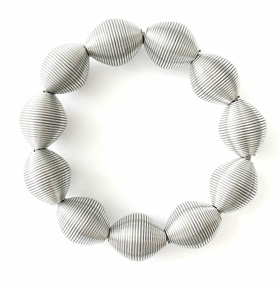 Het sieradenmerk La Mollla biedt een uitgebreid assortiment aan kettingen, armbanden en oorbellen die gemaakt zijn uit fijne roestvaste stalen veren. De sieraden komen in staalkleur, zwart en goud en vormen een prachtige match met jouw outfit. De veren stellen eenvoudige vormen voor en voelen zo fijn aan als zijde.