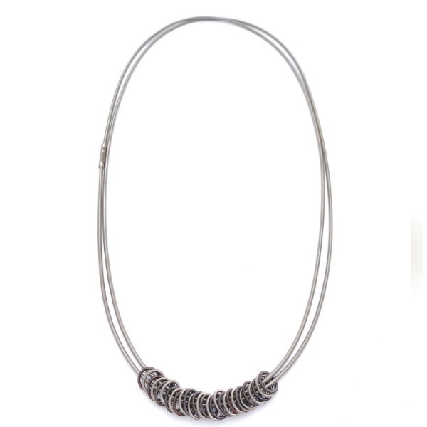 Het sieradenmerk La Mollla biedt een uitgebreid assortiment aan kettingen, armbanden en oorbellen die gemaakt zijn uit fijne roestvaste stalen veren. De sieraden komen in staalkleur, zwart en goud en vormen een prachtige match met jouw outfit. De veren stellen eenvoudige vormen voor en voelen zo fijn aan als zijde.