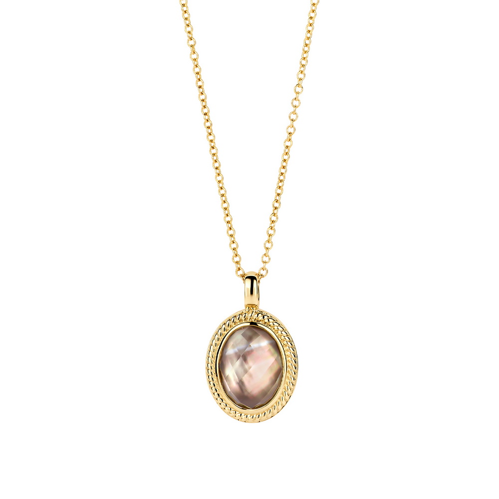 Dit 14k geelgouden collier wordt gesierd door een hanger met doublette van zwarte parelmoer en bergkristal in gladomzetting met kabelmotief. Het collier heeft een lengte van 42 cm en een veerringsluiting. 