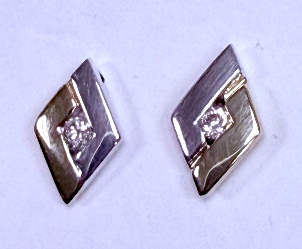 14 Karaat geel met witgouden oorstekers met 0.07 crt briljant H/SI-1.