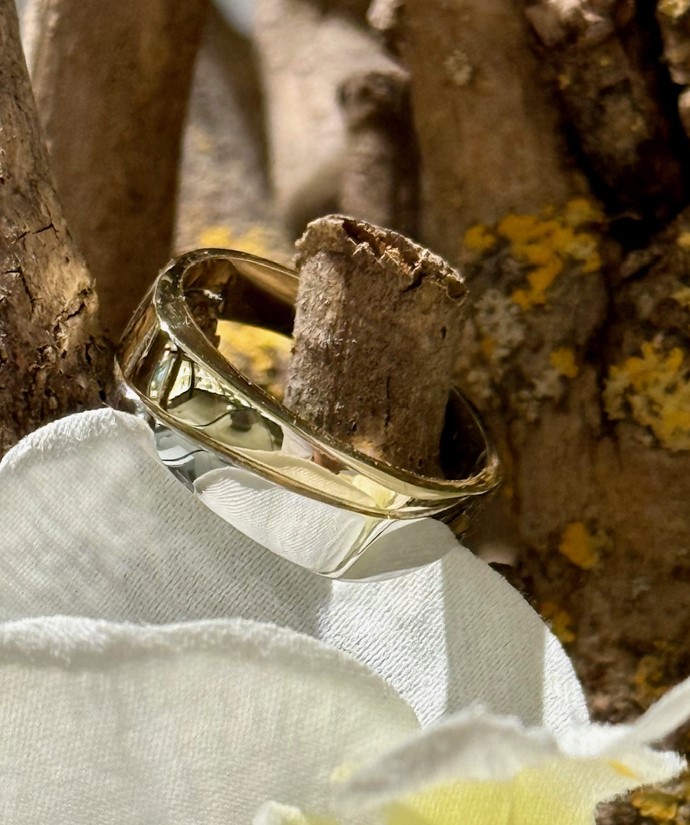 14 Karaat geel met witgouden heren ring. Kop 19 x 7 mm.