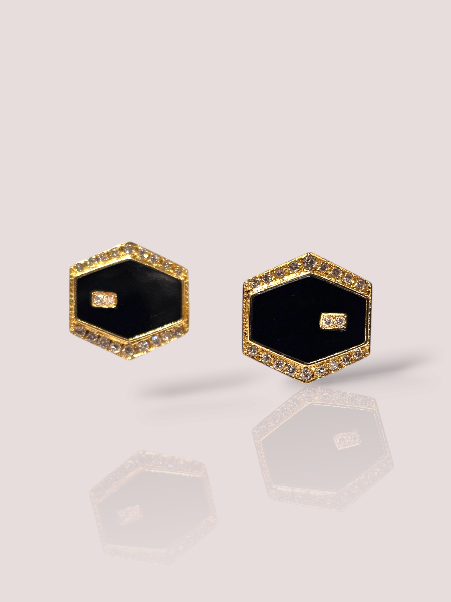 Deze vintage 18k geel gouden manchetknopen zijn bezet met onyx en diamanten, wat een luxe uitstraling geeft. De manchetknopen passen perfect bij een formeel zakelijk pak of bij een chique avondoutfit. Door hun tijdloze ontwerp zijn ze geschikt voor elke gelegenheid. Draag deze manchetknopen met trots en voeg een vleugje elegantie toe aan elke outfit. De manchetknopen zijn 1,7 bij 1,8 cm. Ze wegen samen 12,60 gram.