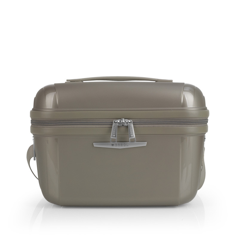 De Gabol Queens Beautycase Champagne is voorzien van een ruim hoofdcompartiment met handige insteekvakken en een spiegel. De beautycase heeft een stevige handgreep en een afneembare schouderriem voor comfortabel dragen. Draag deze beautycase als handbagage tijdens het reizen of gebruik hem als handige opbergmogelijkheid voor al uw cosmetica. Een stijlvolle en praktische toevoeging aan uw reisuitrusting!

Inhoud 13 Liter
Gewicht 830 Gram