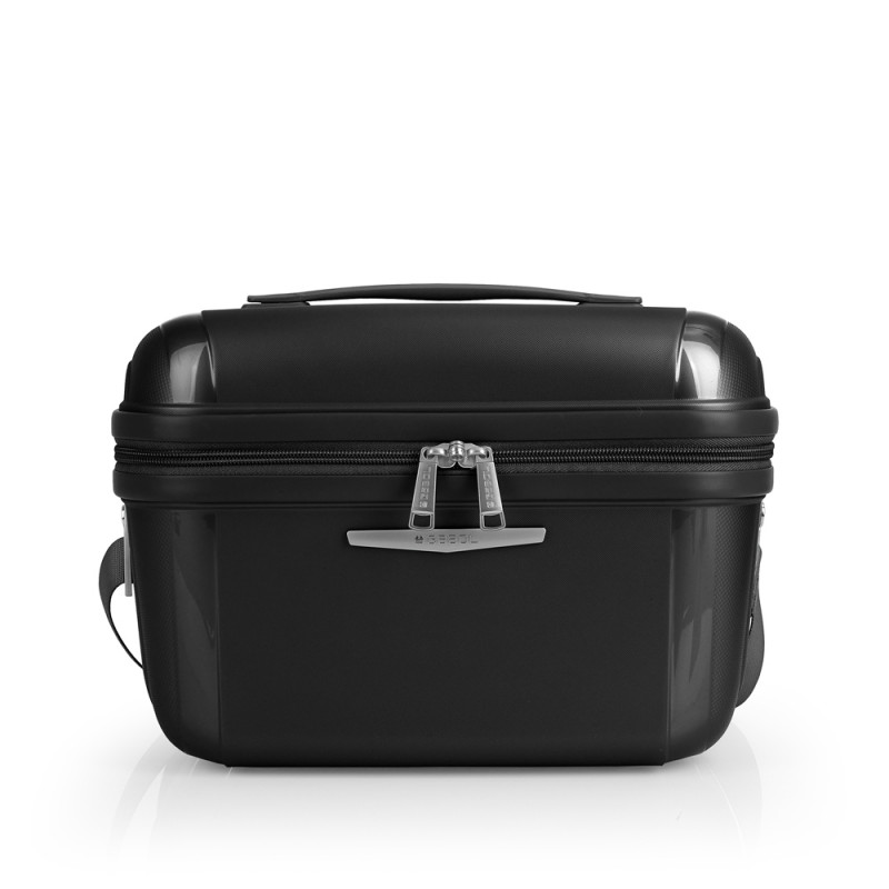 De Gabol Queens Beautycase Champagne is voorzien van een ruim hoofdcompartiment met handige insteekvakken en een spiegel. De beautycase heeft een stevige handgreep en een afneembare schouderriem voor comfortabel dragen. Draag deze beautycase als handbagage tijdens het reizen of gebruik hem als handige opbergmogelijkheid voor al uw cosmetica. Een stijlvolle en praktische toevoeging aan uw reisuitrusting!

Inhoud 13 Liter
Gewicht 830 Gram