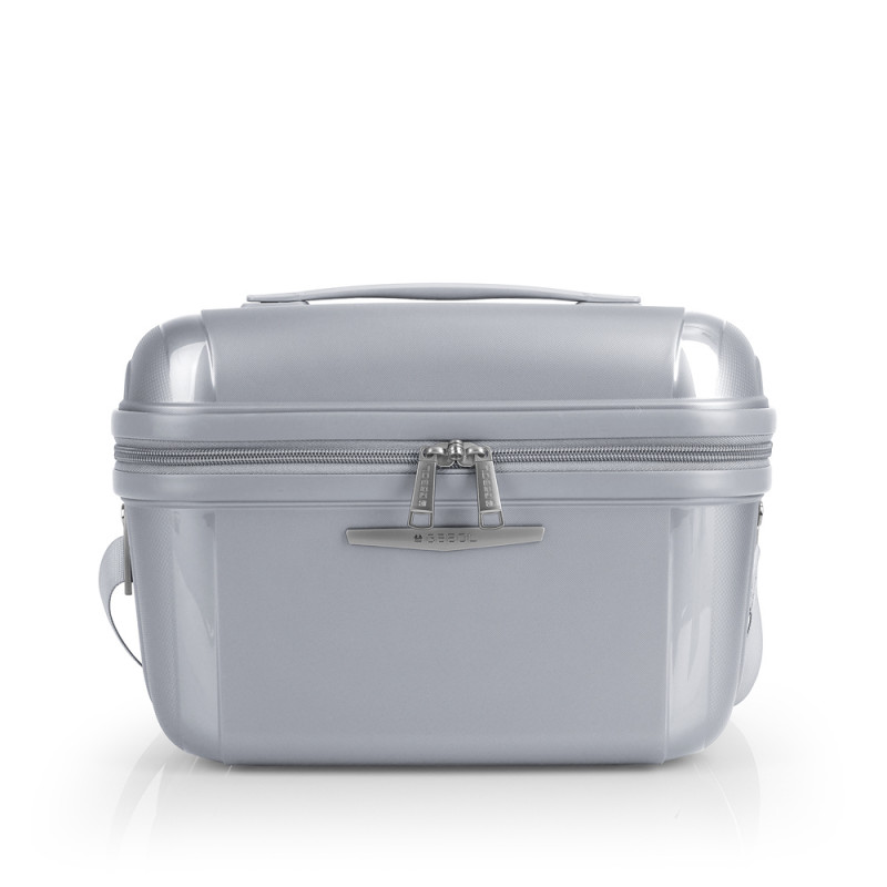 De Gabol Queens Beautycase Champagne is voorzien van een ruim hoofdcompartiment met handige insteekvakken en een spiegel. De beautycase heeft een stevige handgreep en een afneembare schouderriem voor comfortabel dragen. Draag deze beautycase als handbagage tijdens het reizen of gebruik hem als handige opbergmogelijkheid voor al uw cosmetica. Een stijlvolle en praktische toevoeging aan uw reisuitrusting!

Inhoud 13 Liter
Gewicht 830 Gram