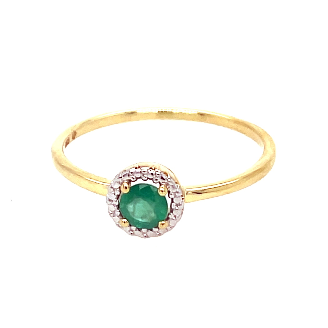 Gouden ring met smaragd en zirkonia rondom.