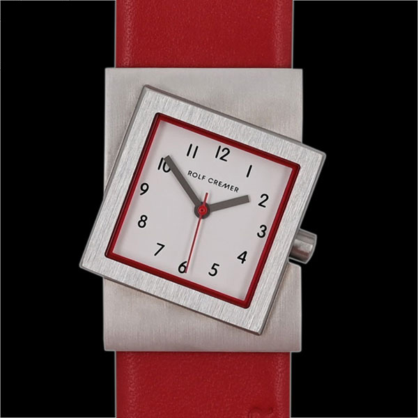 Rolf Cremer staat al sinds 1989 bekend voor zijn eigentijdse ontwerpen van horloges. Met zijn eigen unieke stijl en kleurcombinaties draagt u een design stuk om uw pols waar u mee opvalt en u zich mee onderscheid.
Laat u verrassen door de vele modellen horloges en kleurcombinaties.