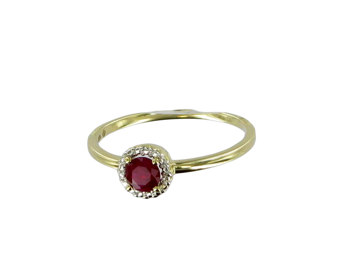 Gouden ring met robijn en zirkonia rondom.