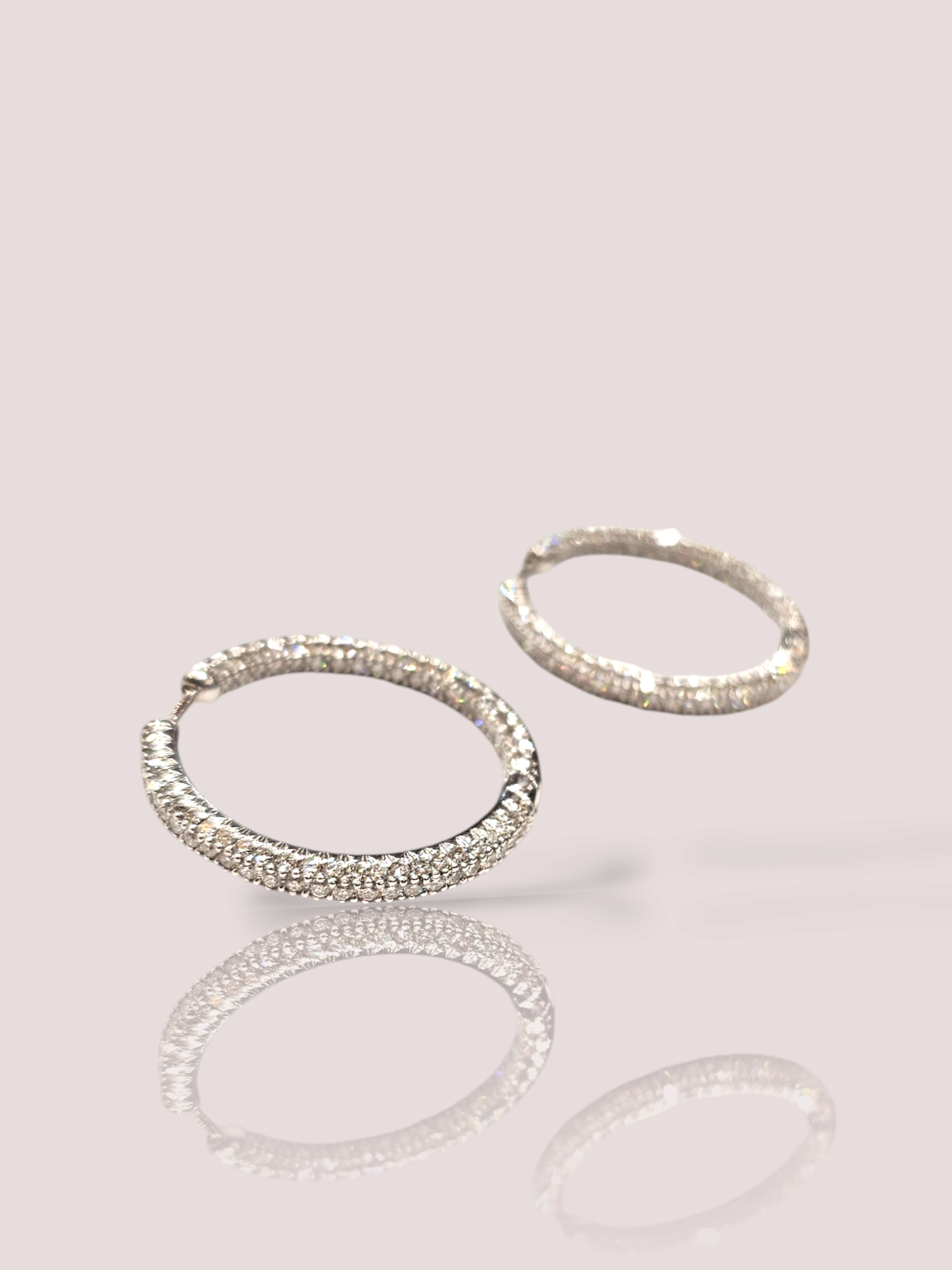 Deze prachtige vintage 18k witgouden oorringen zijn voorzien van schitterende diamanten, waardoor ze een tijdloze en elegante uitstraling hebben. De oorringen kunnen zowel casual als bij speciale gelegenheden gedragen worden en zijn een echte eyecatcher. Combineer ze met een chique jurk voor een glamoureuze look of draag ze met een casual outfit voor een touch of luxe. De diameter van de oorringen zijn 3 cm, in totaal hebben de diamanten maar liefst 266 diamanten samen 1,89ct.