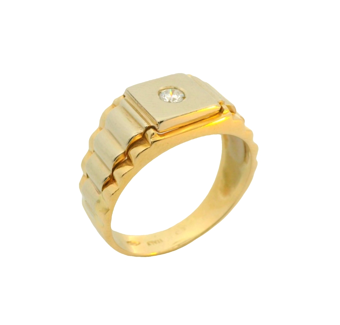 Deze ring van Louis Bros is vervaardigd uit 14 karaat bicolor (8.66 gr.). Deze luxe zegelring voor heren is gemaakt van 14 karaat bicolor goud en prachtig bezet met zirkonia stenen. De ring is van hoge kwaliteit en heeft een stijlvol en tijdloos ontwerp. Draag deze ring solo aan je pink voor een klassieke uitstraling, of combineer hem met andere gouden sieraden voor een trendy look. Een echte eyecatcher voor elke man!
De ring is verkrijgbaar in meerdere afmetingen.