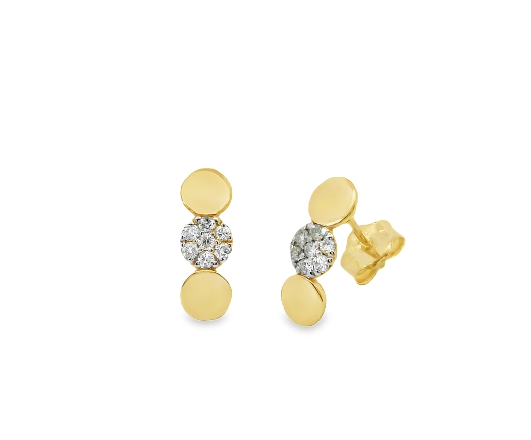 Deze prachtige oorbellen zijn gemaakt van 14 karaat geelgoud en zijn bezet met schitterende diamanten. De oorbellen zijn tijdloos en elegant, waardoor ze perfect zijn voor elke gelegenheid. Draag ze solo voor een subtiele look of combineer ze met andere gouden sieraden voor een luxueuze uitstraling. Deze oorbellen zijn een echte eyecatcher en een waardevolle toevoeging aan je sieradencollectie.