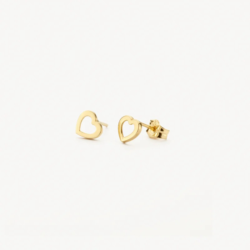 Deze prachtige oorstekers zijn gemaakt van goud en zijn voorzien van schattige hartjes. Ze zijn perfect voor het toevoegen van een speelse en vrouwelijke touch aan elke outfit. Draag deze oorstekers solo voor een subtiele look of combineer ze met andere gouden sieraden voor een complete en trendy uitstraling. De perfecte toevoeging aan jouw sieradencollectie!