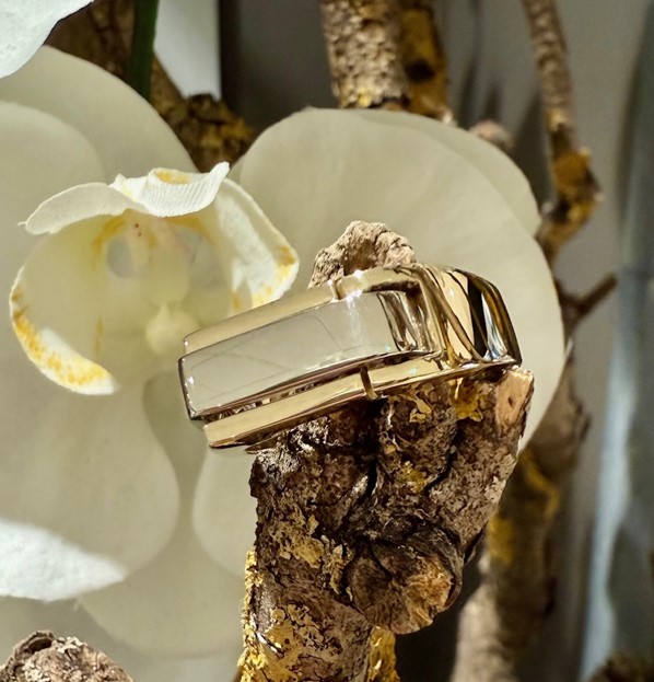 14 Karaat geel met witgouden heren ring. Kop 19 x 8 mm.