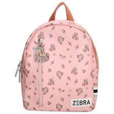Deze Zebra Girls rugzak M Rolschaatsen heeft een opvallend roze kleur met rolschaatsen patroon en biedt voldoende ruimte om al je essentials mee te nemen. De rugzak is voorzien van verstelbare schouderbanden voor optimaal draagcomfort. Draag de rugzak op je rug voor een comfortabele en trendy look tijdens het dagelijks gebruik. 

Afmetingen:
Hoogte 33cm x breed 32cm
