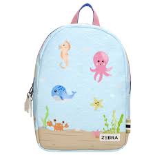 Hoe schattig is deze kinderrugzak van Zebra? Met een vrolijk onder-de-zee-thema en leuke zeediertjes is deze rugzak perfect voor kleine avonturiers! Wat deze tas extra bijzonder maakt, is dat het ontwerp afkomstig is van een Pip dat heeft deelgenomen aan onze jaarlijkse ontwerpwestrijd. Het resultaat is een uniek en speels design dat je nergens anders vindt. Deze rugzak is niet alleen superleuk, maar ook praktisch voor school of een dagje uit. Met genoeg ruimte voor alle spulletjes van je kleintje, wordt deze tas gegarandeerd een favoriet!

Afmetingen:
Hoogte 35cm x breed 25cm x diep 11cm