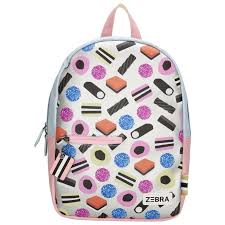 Hoe leuk is deze vrolijke kinderrugzak van Zebra met een Engels snoepthema? Deze tas is niet alleen super schattig, maar ook extra bijzonder omdat het ontwerp afkomstig is van Elise, een deelnemer aan onze jaarlijkse ontwerpwedstrijd. De kleurrijke snoepjesprint maakt de rugzak perfect voor kinderen die van vrolijke en opvallende tassen houden. Binnenin biedt de tas verschillende handige opbergmogelijkheden, zodat alle spulletjes netjes georganiseerd blijven. Of het nu voor school is of een dagje uit, deze rugzak is een zoete toevoeging aan elke outfit

Afmetingen:
Hoogte 35cm x breed 25cm x diep 11cm