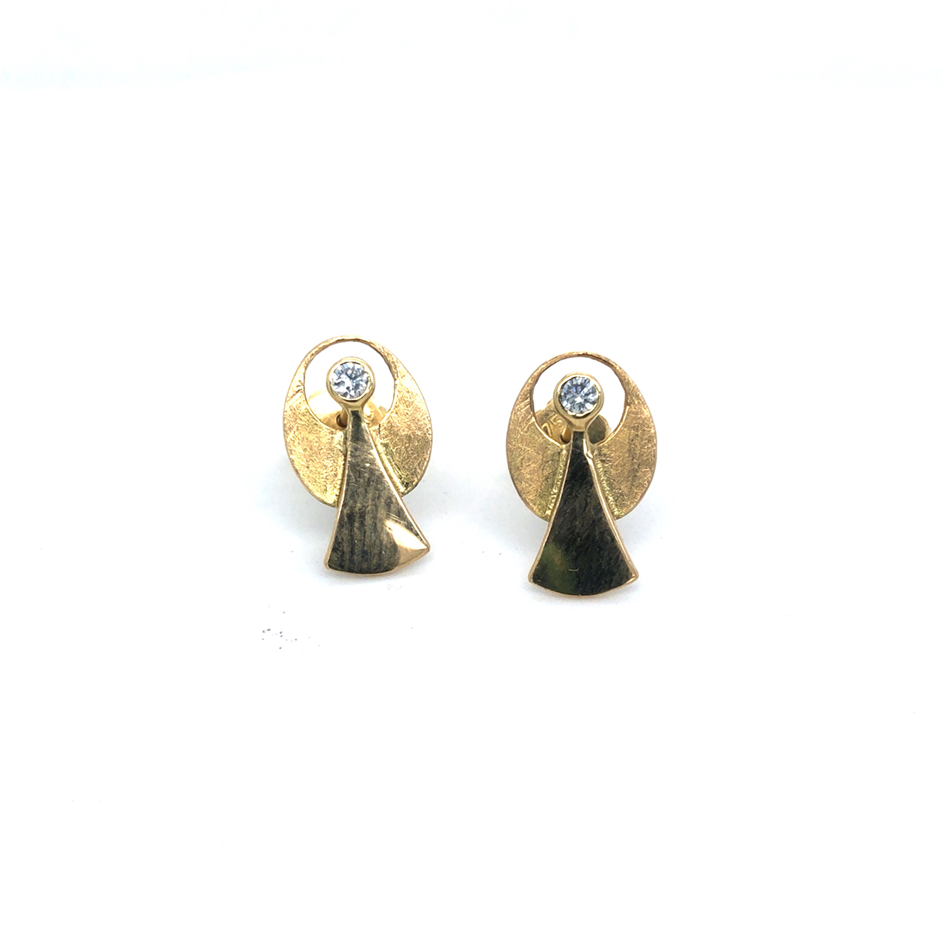 Dieser Ohrstecker aus 750er Gold ist mit 2 Brillanten mit insgesamt 0,14ct besetzt und hat ein Schutzengel-Design. Die Ohrstecker eignen sich perfekt für den Alltag und besondere Anlässe. Tragen Sie sie einzeln oder als Set für einen eleganten Look. Die Brillanten funkeln wunderschön im Licht und verleihen jedem Outfit das gewisse Etwas. Ideal als Geschenk für einen geliebten Menschen.