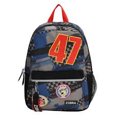Deze stoere rugzak is ideaal om mee te nemen naar school! Het toffe design zorgt voor een stoere look, perfect voor jouw kind op school. Het grote nummer op de tas zorgt voor een speels effect. De rugzak heeft een groot hoofdvak voor de schoolspullen. Daarnaast heeft de tas een voorvak en een zijvakje voor de drinkfles. Jouw kindje draagt de tas comfortabel op de rug met de verstelbare schouderbanden. Pak jij voortaan deze stoere rugzak in voor school?
De eigenschappen van deze rugzak zijn: 
Hoofd- en voorvak met ritssluiting
Zijvakje
Verstelbare schouderbanden
Enkel handvat

Afmetingen:
Hoogte 39cm x breed 29cm x diep 13cm