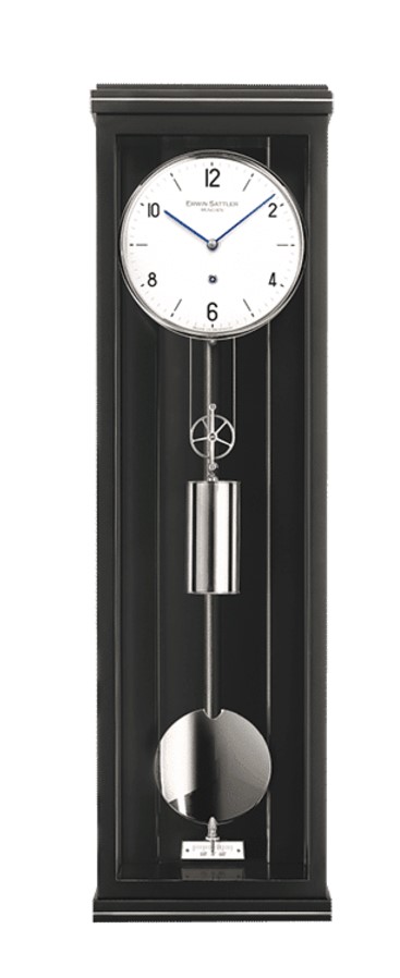 ERWIN SATTLER CLASSICA P70M.
Zwart gelakt kast met metaal inleg. 70 cm hoog 20,5 cm breed en 10 cm diep. Uurwerk Sattler Caliber 1415. Loopduur 30 dagen. 4 Precisie kogellagers en 9 Robijn lagers. Emaillen wijzerplaat. Blauw stalen wijzers. Passage slagwerk op rondgong. Ontspiegeld mineraal glas.