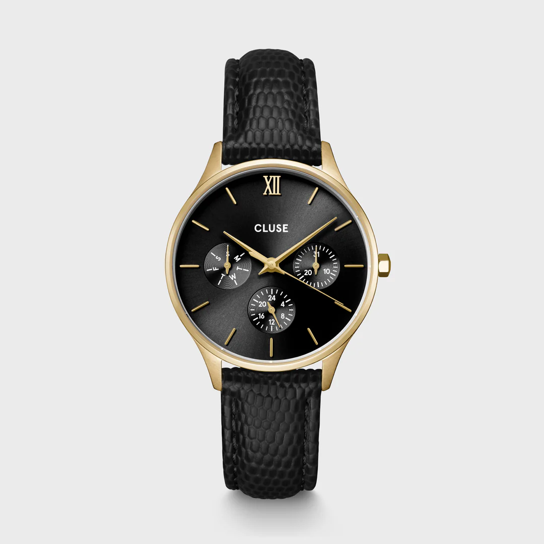 De Cluse horloge Minuit multifunctie heeft een elegante zwarte wijzerplaat en een gouden kast, waardoor het een chique uitstraling heeft. De zwarte lizard band zorgt voor een moderne twist. Dit horloge kan zowel casual als formeel gedragen worden, waardoor het veelzijdig is. Combineer het met zowel een jeans als een nette outfit voor een stijlvolle look. Met dit horloge om je pols ben je altijd bij de tijd.