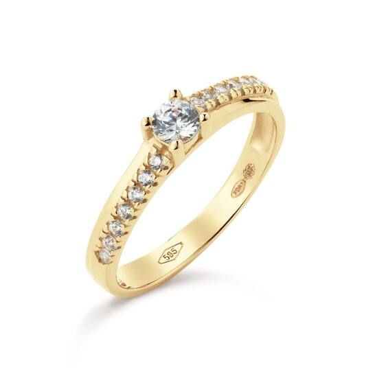 Deze prachtige ring is gemaakt van 585 gehalte goud en heeft een schitterende CZ solitaire steen met pave zetting. De ring is perfect voor dagelijks gebruik of speciale gelegenheden. Draag hem alleen of combineer hem met andere ringen voor een trendy look. Een tijdloos accessoire dat elke outfit compleet maakt. Met deze ring straal je pure elegantie uit. Maak een statement en voeg deze ring toe aan je collectie!