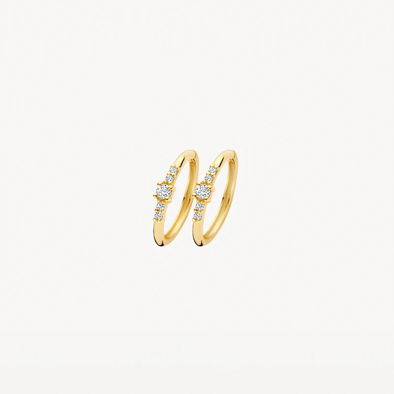Deze prachtige gouden oorringen hebben een subtiele glans en zijn ingelegd met sprankelende zirkonia stenen voor een elegante uitstraling. De oorringen zijn perfect voor elke gelegenheid, van dagelijks gebruik tot speciale evenementen. Draag ze alleen voor een minimalistische look of combineer ze met andere gouden sieraden voor een luxueuze uitstraling. De Blush gouden oorringen met zirkonia zijn een tijdloze toevoeging aan je sieradencollectie.