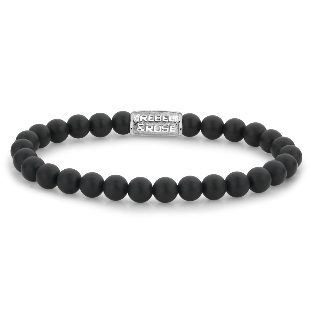 Deze armband is van het merk Rebel & Rose. Het is een damessieraad. De armband is zwart van kleur.