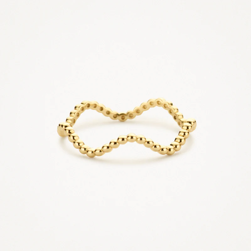 Het golvende ontwerp met bolletjes maakt een echte eyecatcher van deze 14k geelgouden ring. De band heeft een doorsnede van 1,3 mm. De ring is opvallend genoeg om alleen te dragen maar ook heel mooi te matchen met andere (aanschuif)ringen uit onze collectie.