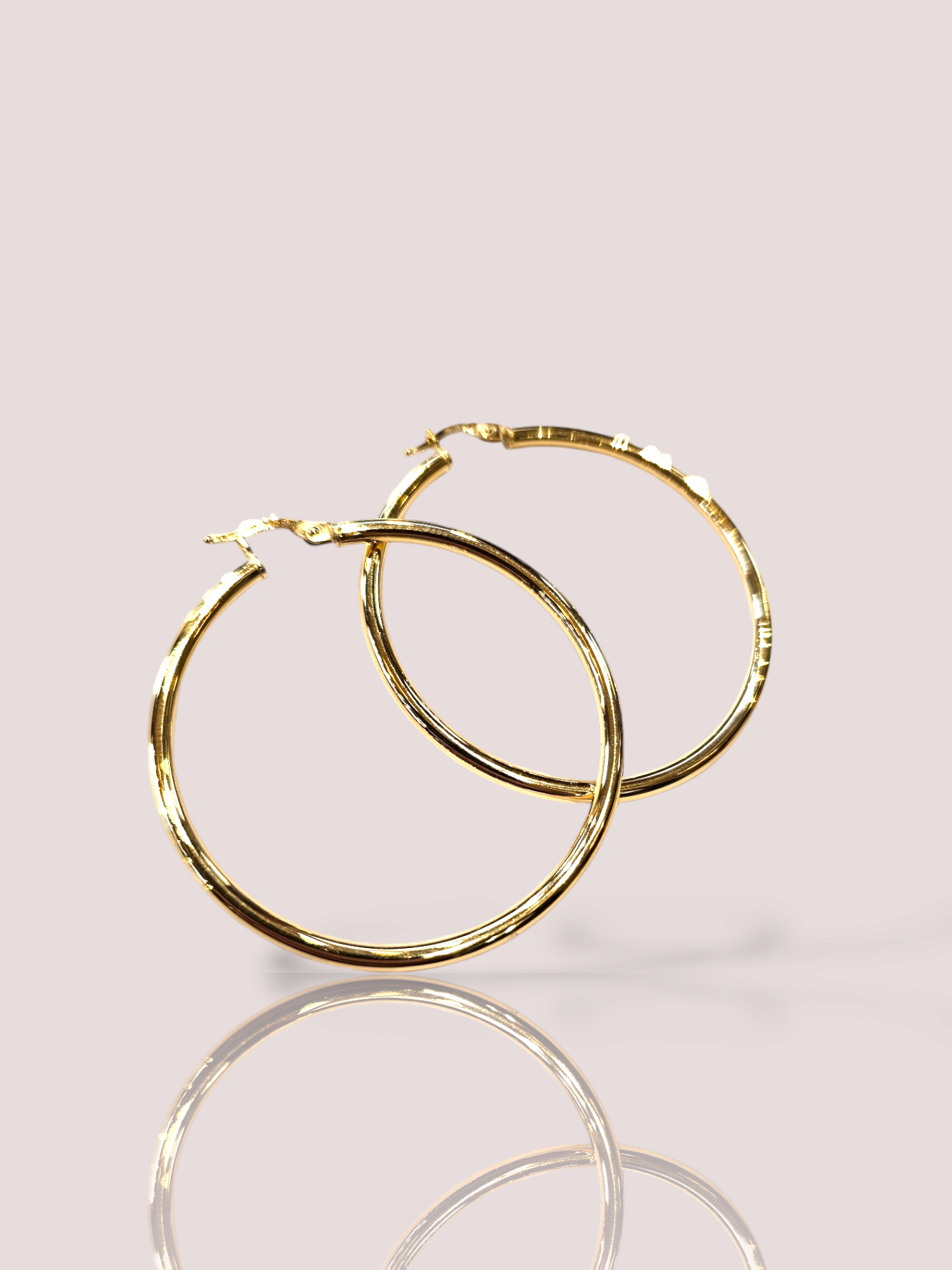 Deze oorringen van House of Bruens zijn vervaardigd van 14 karaat geel goud en stralen pure elegantie uit. De oorringen zijn subtiel en tijdloos, perfect voor elke gelegenheid. Draag ze alleen voor een minimalistische look of combineer ze met andere oorbellen voor een trendy en speelse stijl. Een absolute must-have voor elke sieradencollectie!

De oorringen zijn hol en dus niet te zwaar om te dragen. De diameter is 4,5 cm.