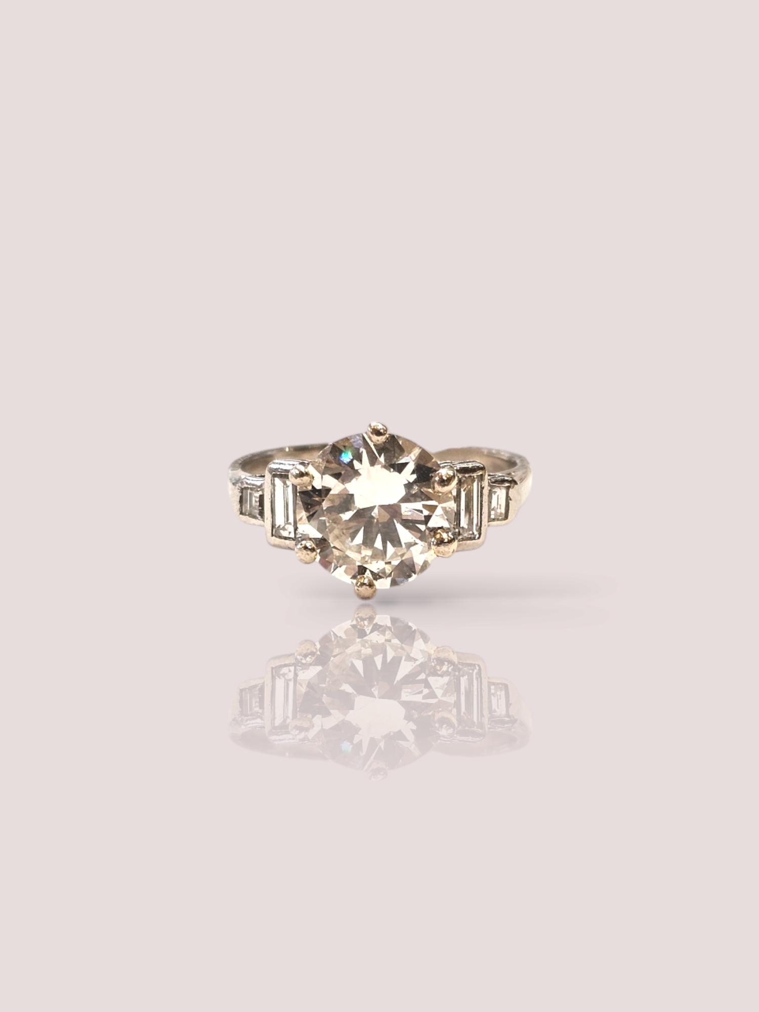 Deze prachtige vintage platina solitair diamanten ring is voorzien van baguette geslepen diamanten, wat zorgt voor een unieke en glamoureuze uitstraling. De center stone is maar liefst een 2,15ct diamant! De ring is perfect voor speciale gelegenheden en voegt een vleugje elegantie toe aan elke outfit. Draag deze ring solo voor een minimalistische look of combineer met andere ringen voor een gelaagde stijl. Een ware eyecatcher!