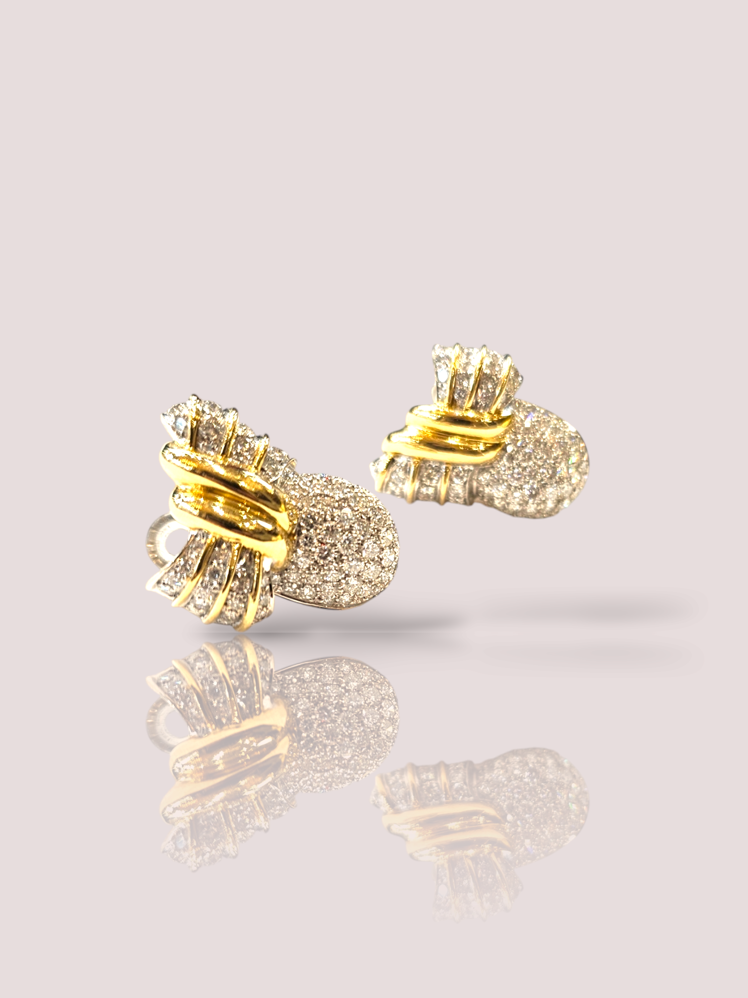 Deze prachtige vintage oorbellen zijn gemaakt van 18 karaat goud en zijn ingelegd met samen 170 schitterende diamanten. De oorbellen zijn elegant en tijdloos en passen bij elke outfit. Draag ze bij speciale gelegenheden voor een extra touch of glamour, of draag ze dagelijks als een chique accessoire. De perfecte toevoeging aan je sieradencollectie! De oorbellen sluiten met een clip, eventueel kunnen er oorstekers van gemaakt worden. De oorbellen wegen samen 34 gram. 
