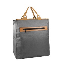 Deze ruime boodschappentas is gemaakt van stevig canvas en leer, wat zorgt voor duurzaamheid en stijl. Het heeft een ruim hoofdvak met ritssluiting en binnenvakken voor georganiseerde opslag. De leren handvatten en verstelbare schouderband maken het dragen comfortabel. Draag deze tas over je schouder of in de hand voor een trendy look. Voeg deze tas toe aan je collectie voor dagelijks gebruik of speciale gelegenheden.