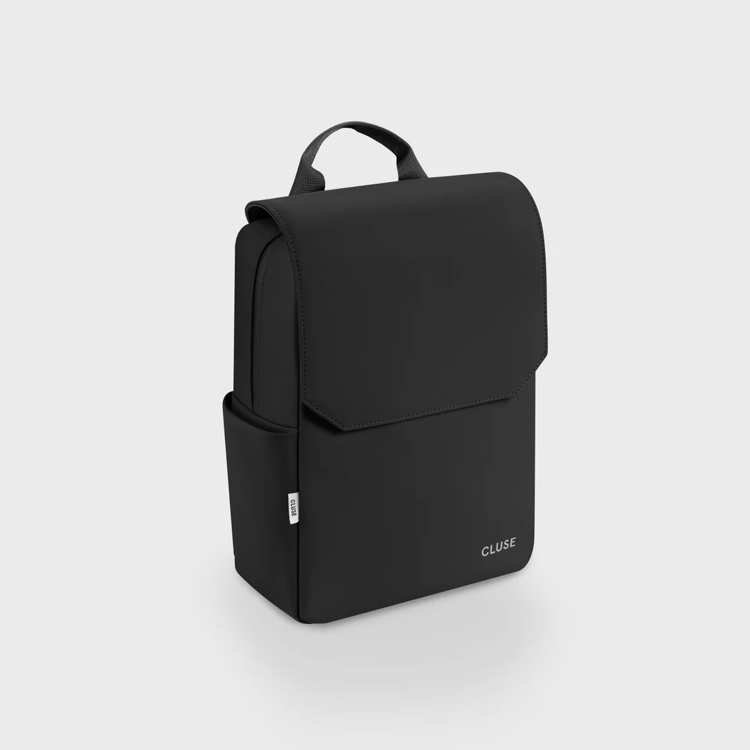 de Nuitée Petite rugzak voor mannen en vrouwen. De Nuitée Petite rugzak heeft dan wel een klein formaat gekregen, maar heeft zeker niet moeten inboeten aan details. Hij is 33 x 23 x 11 cm groot, heeft een inhoud van 6,8 liter en is voorzien van een groot compartiment met een 11-inch laptophoes (tablet formaat), twee zakken met ritssluiting, een zijvak voor je waterfles, en bandjes die verstelbaar zijn van 64 tot 81 cm. De Nuitée Backpack Petite in zwart, met zilverkleurig logo en hardware, is een chique essential die moeiteloos past bij zowel een relaxte als een verfijnde stijl.

