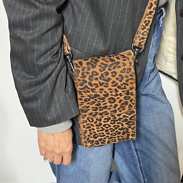 De BearDesign Robbie 2.0 schoudertas Panther cp 2650 is voorzien van een verstelbare schouderband, meerdere opbergvakken en een stijlvol panterprint design. Deze tas kan crossbody of over de schouder gedragen worden voor optimaal comfort en stijl. Perfect voor dagelijks gebruik of een avondje uit. Een trendy accessoire dat elke outfit compleet maakt!