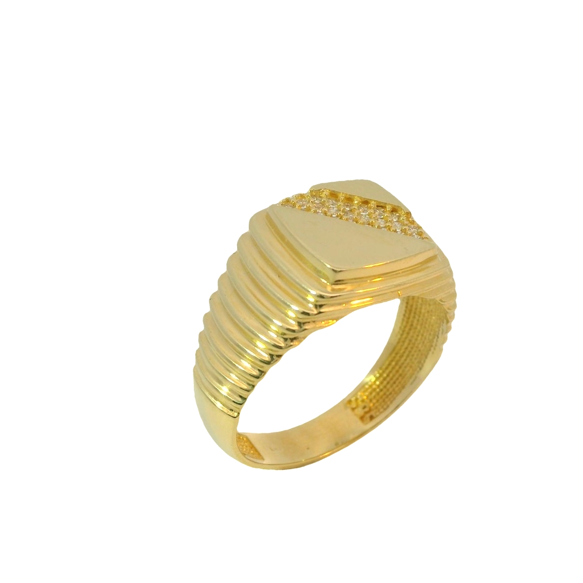 Deze prachtige herenring is gemaakt van 14 karaat geelgoud en is voorzien van schitterende zirkonia stenen. De ring heeft een stoer en stijlvol design, perfect voor mannen die houden van een luxe uitstraling. Draag deze ring solo of combineer hem met andere gouden sieraden voor een complete look. Een perfecte toevoeging aan elke herengarderobe!
De ring is verkrijgbaar in meerdere afmetingen.