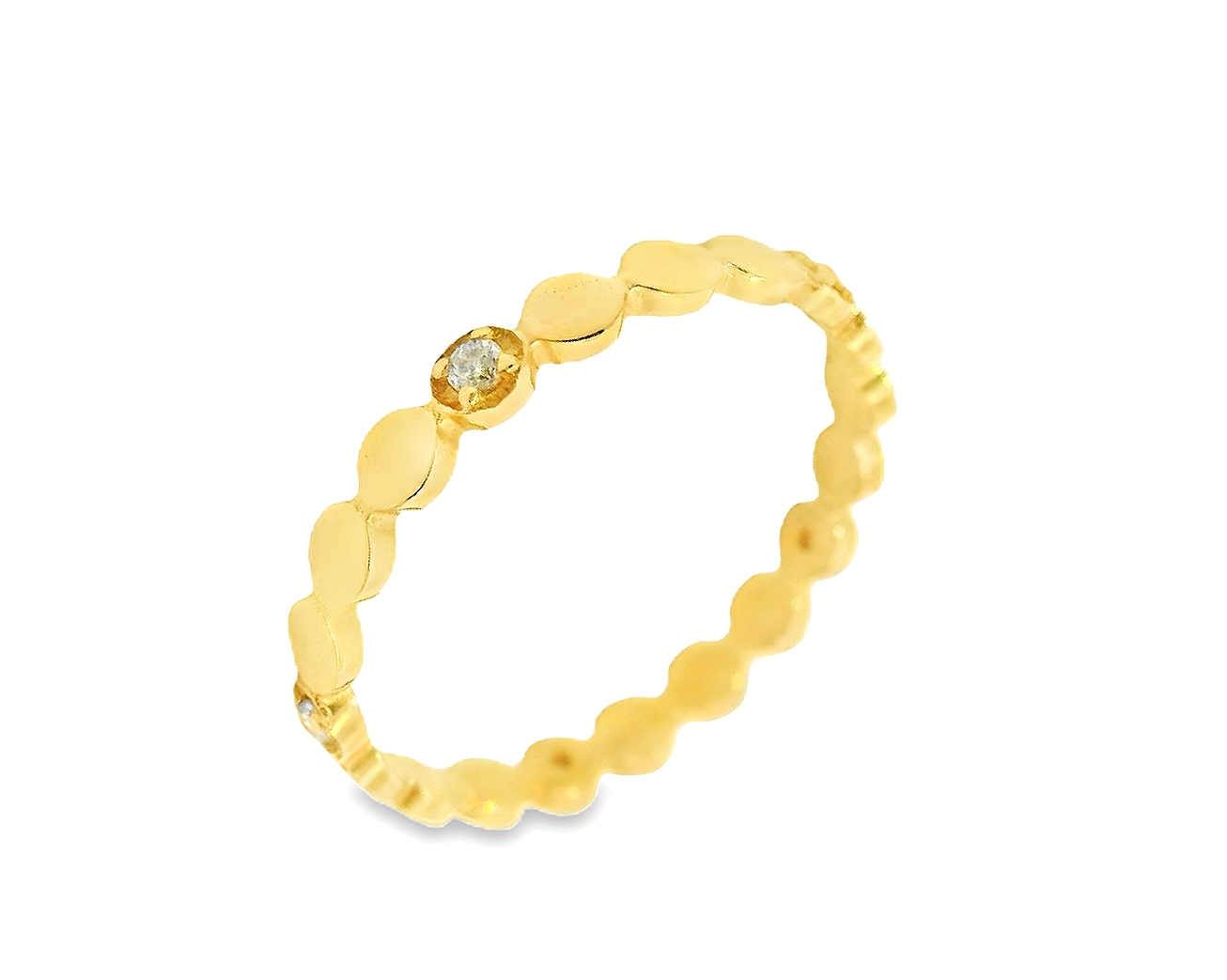 Deze prachtige geelgouden ring is gemaakt van 14 karaat goud en bevat een schitterende diamant. De ring straalt elegantie en klasse uit en is perfect voor dagelijks gebruik of speciale gelegenheden. Draag deze ring aan je ringvinger voor een subtiele en stijlvolle toevoeging aan je outfit. Verras jezelf of een geliefde met dit tijdloze sieraad.
De ring is verkrijgbaar in meerdere afmetingen.