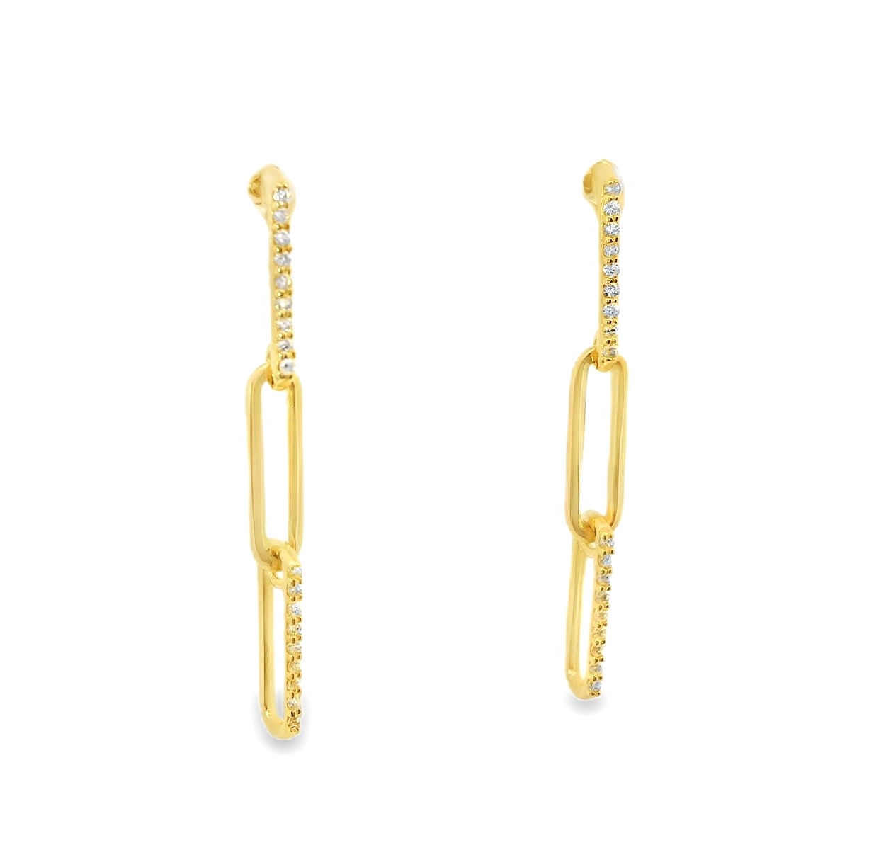 Deze prachtige geelgouden oorhangers van 14 karaat met diamanten zijn een elegante toevoeging aan elke outfit. De oorhangers zijn voorzien van fonkelende diamanten die schitteren bij elke beweging. De beste manier om ze te dragen is met je haar opgestoken of naar achteren gekamd, zodat de oorhangers goed opvallen. Voeg een vleugje glamour toe aan je look met deze schitterende oorhangers!