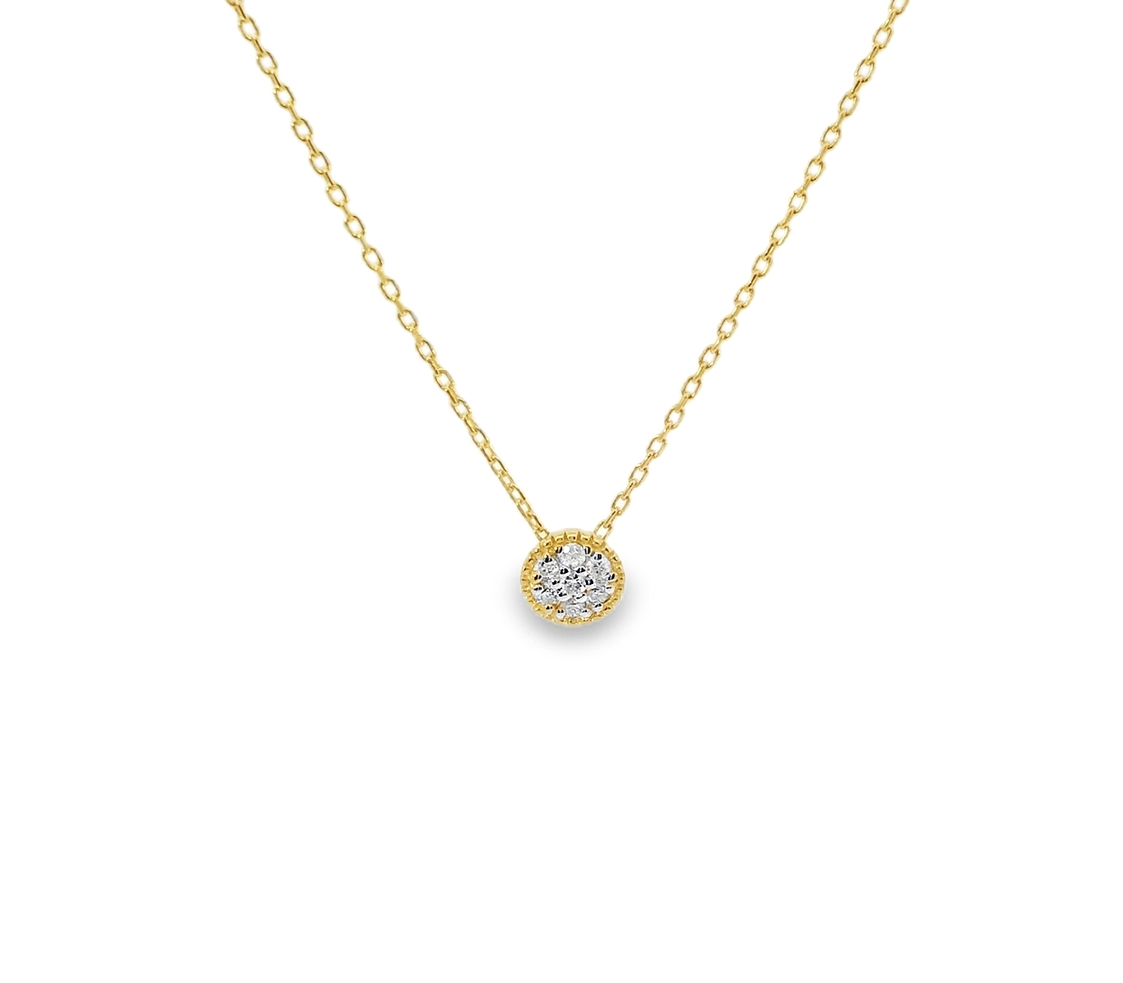 Dit prachtige juweel is een geelgouden collier met hanger van 14 karaat en bezet met een fonkelende diamant. De hanger voegt een vleugje elegantie toe aan elke outfit en kan op verschillende manieren worden gedragen. Draag het bijvoorbeeld met een chique avondjurk of juist met een casual blouse voor een trendy touch. Een tijdloos stuk voor elke gelegenheid.