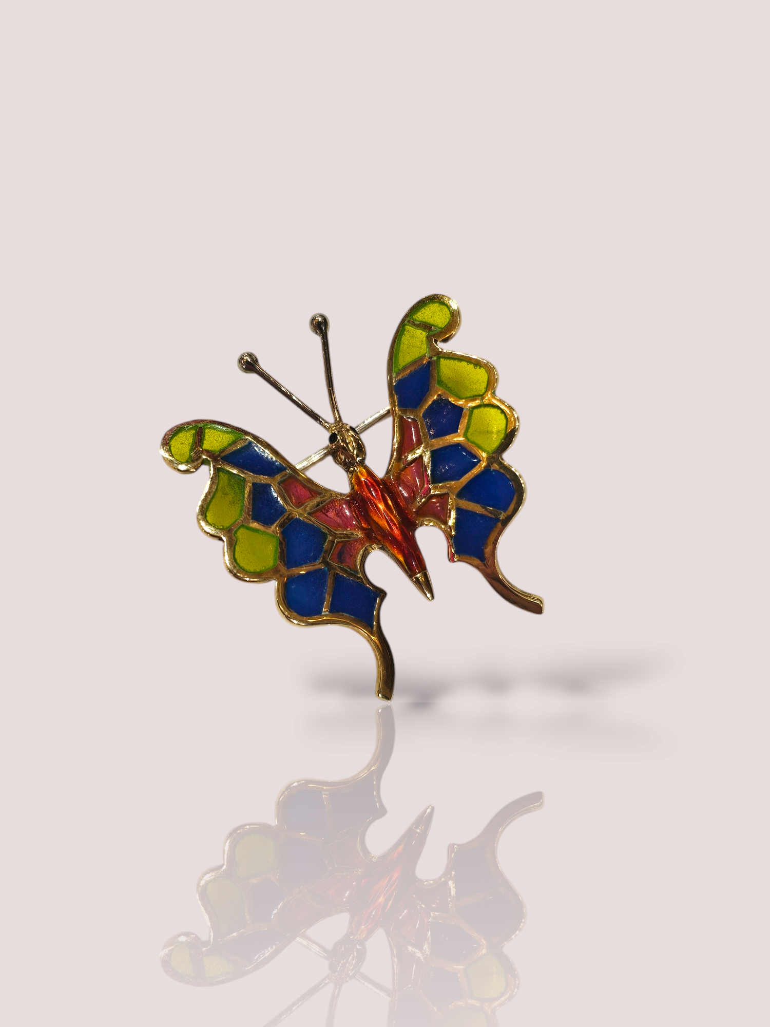 Deze vintage 14k geel gouden vlinder broche met emaille is een prachtig en uniek sieraad. De broche heeft gedetailleerd emaillewerk en straalt een klassieke elegantie uit. Draag deze broche op een blouse, jas of tas voor een speelse touch aan je outfit. Een waardevolle toevoeging aan je sieradencollectie!

De broche is 2,8 bij 3,3 cm 4,97 gram.