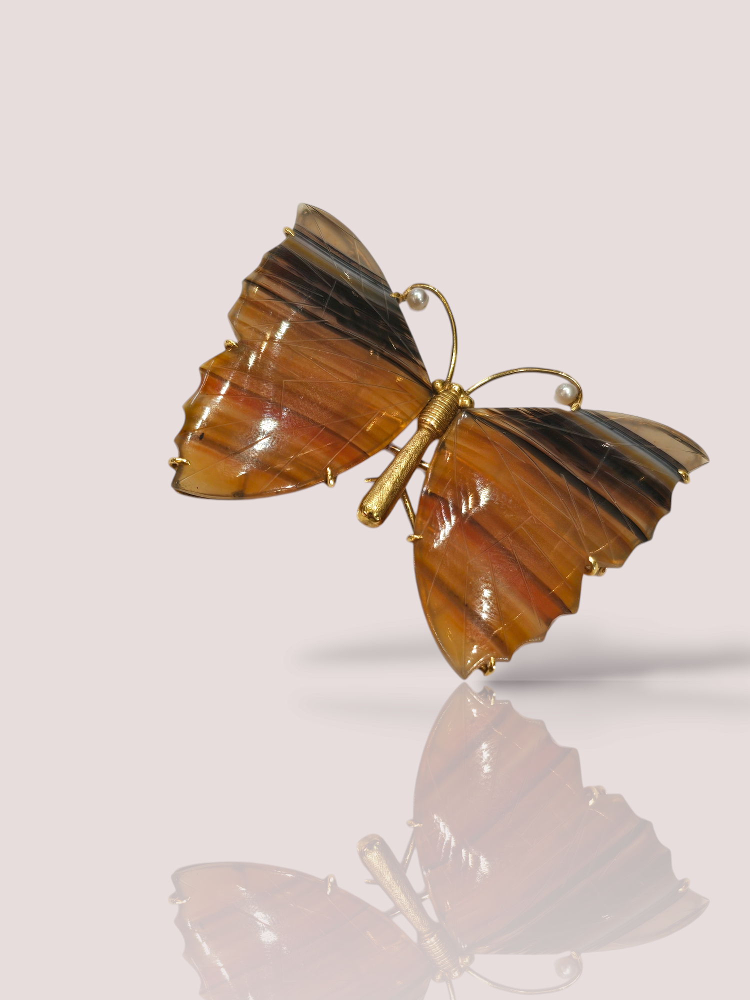 Deze prachtige vintage 14k geel gouden vlinder broche is verfraaid met schitterende pareltjes. De broche voegt een vleugje elegantie toe aan elke outfit en kan op verschillende manieren gedragen worden. Bevestig de broche op een blazer, jurk of sjaal voor een chique uitstraling. Een veelzijdig en tijdloos stuk dat elke outfit complimenteert.

Hoe te dragen: Bevestig de broche op kledingstukken zoals blazers, jurken of sjaals voor een chique uitstraling. De afmeting van de broche is 5 cm breed en 4 cm hoog.