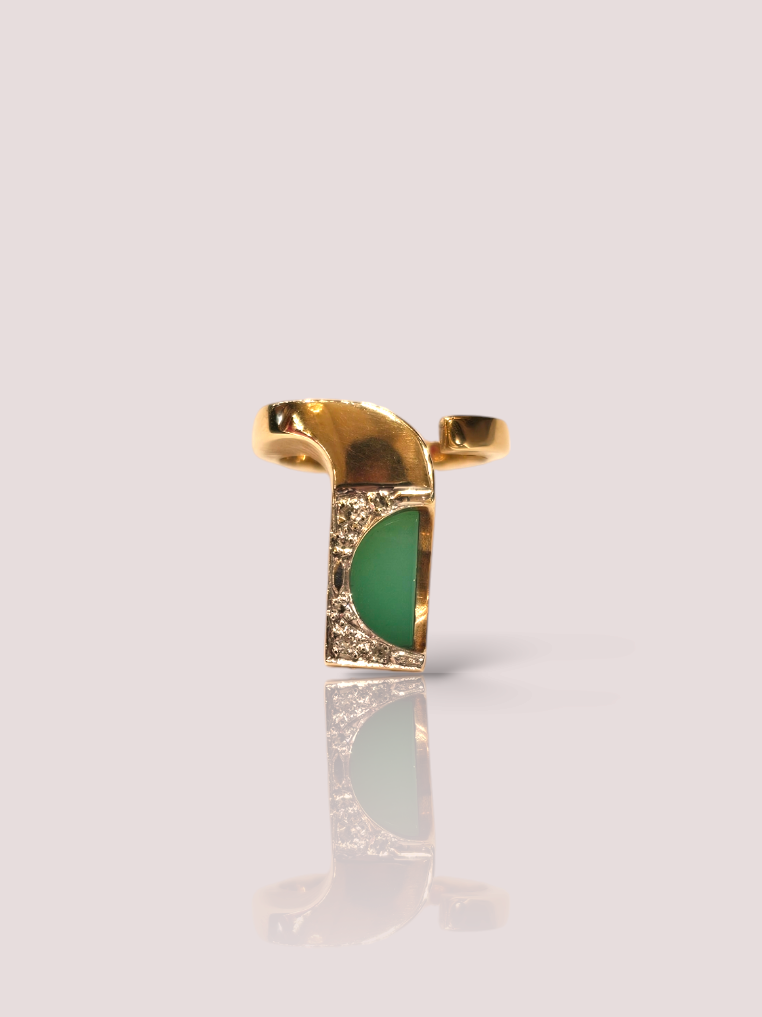 Deze prachtige vintage 14 karaats geelgouden ring is voorzien van een schitterende Chrysopraas steen en kleine diamantjes. De ring heeft een tijdloos design en is perfect als statement piece. Draag deze ring alleen of combineer hem met andere gouden sieraden voor een luxe uitstraling. Een must-have voor elke liefhebber van vintage juwelen!

De ring kan eventueel op maat gemaakt worden.