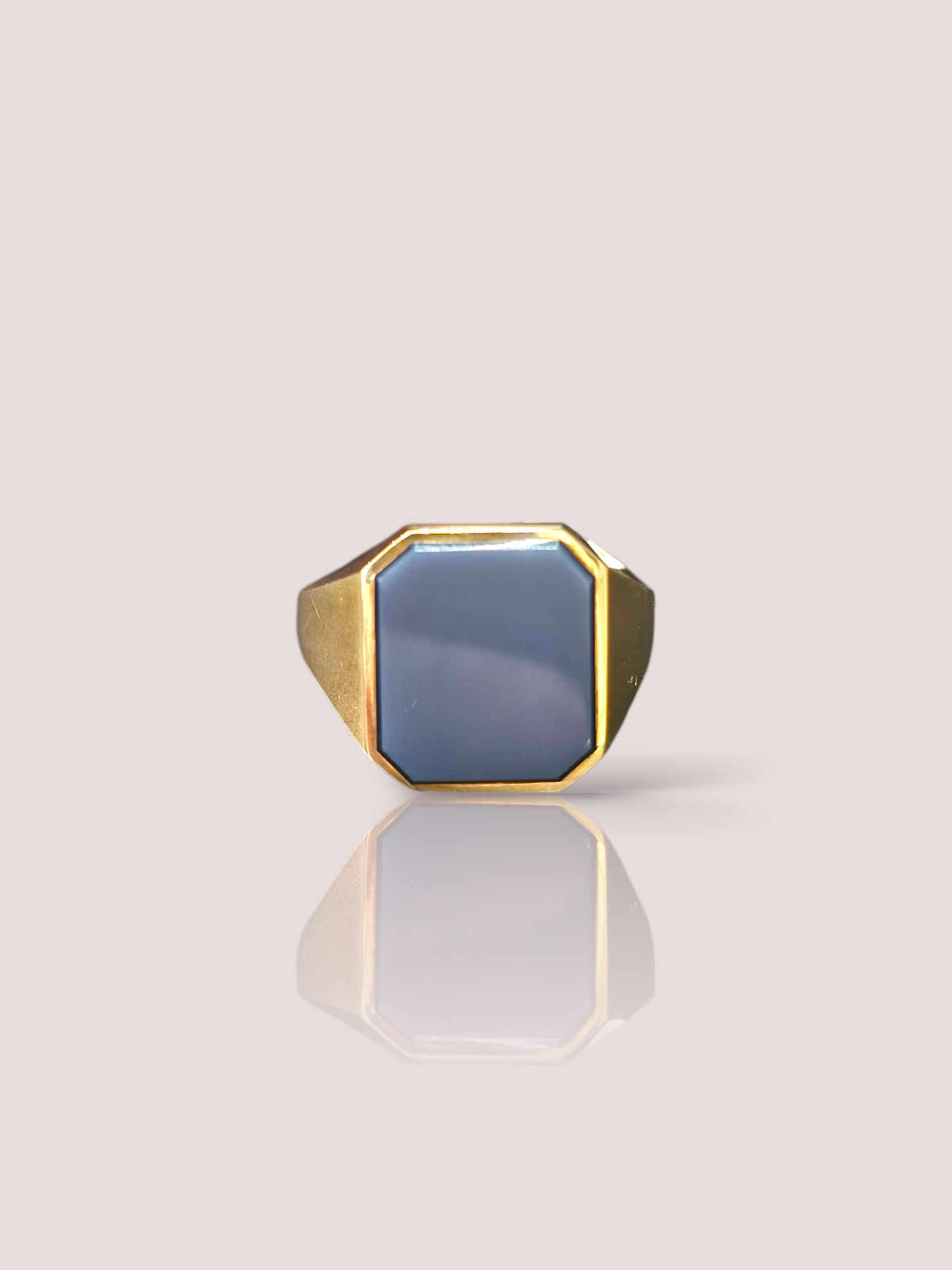 Deze prachtige vintage 14k geel gouden zegelring is voorzien van een lagersteen die de ring een uniek en klassiek uitstraling geeft. De ring kan gedragen worden als een statement piece, gecombineerd met andere gouden sieraden voor een chique look of juist als een subtiele toevoeging aan je outfit. Draag hem zoals jij het wilt!

De lagersteen is 1,5 bij 1,3 cm en kan gegraveerd worden.