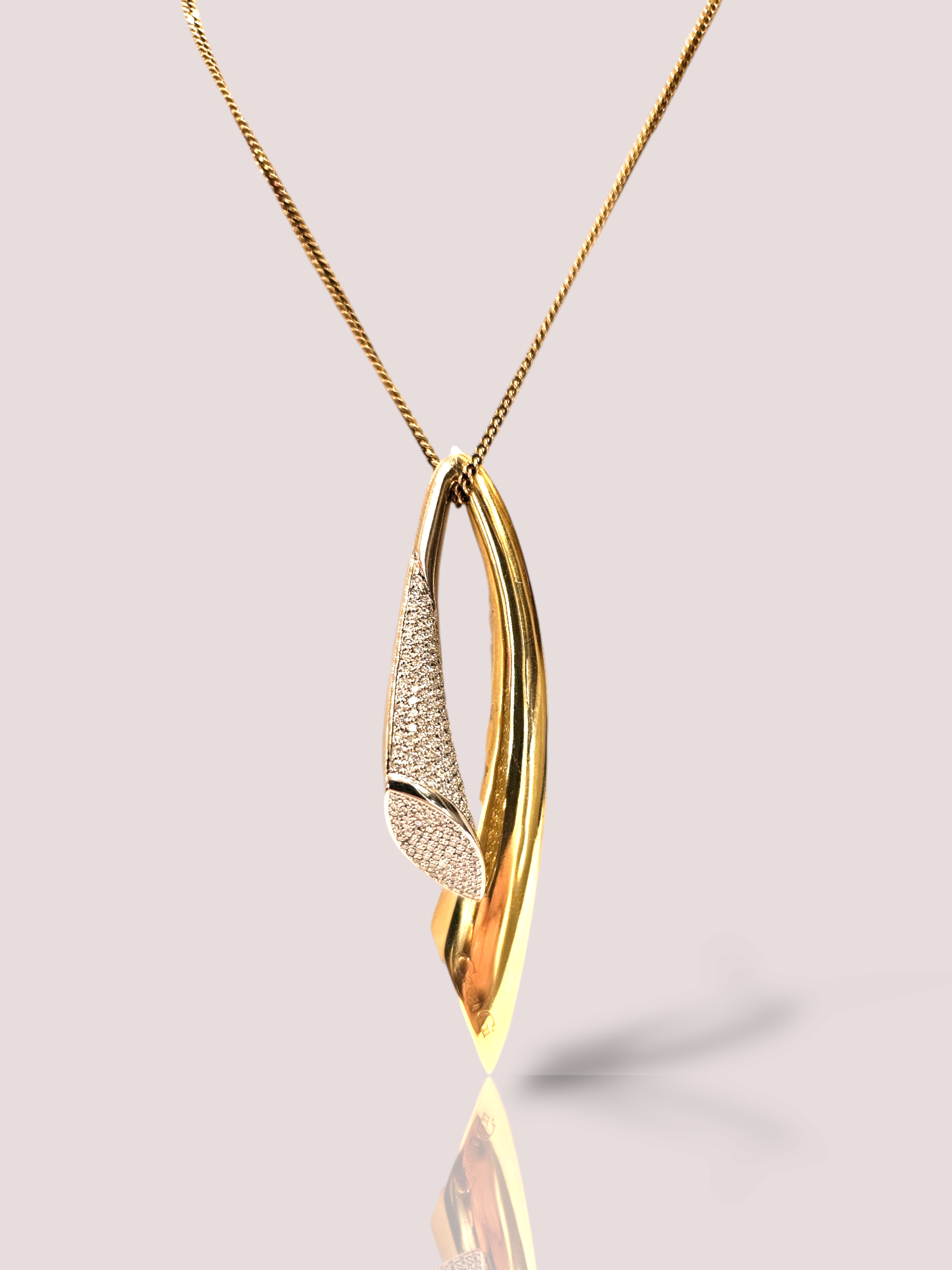 Deze vintage 18k geel en wit gouden hanger met maar liefst 190 diamanten heeft een tijdloze en elegante uitstraling. De combinatie van geel en wit goud zorgt voor een klassieke touch, terwijl de schitterende diamanten voor een sprankelend effect zorgen. Draag deze hanger aan een fijne gouden ketting voor een verfijnde look die perfect is voor elke gelegenheid. De hanger is 6,3 cm lang en weegt 20,17 gram.