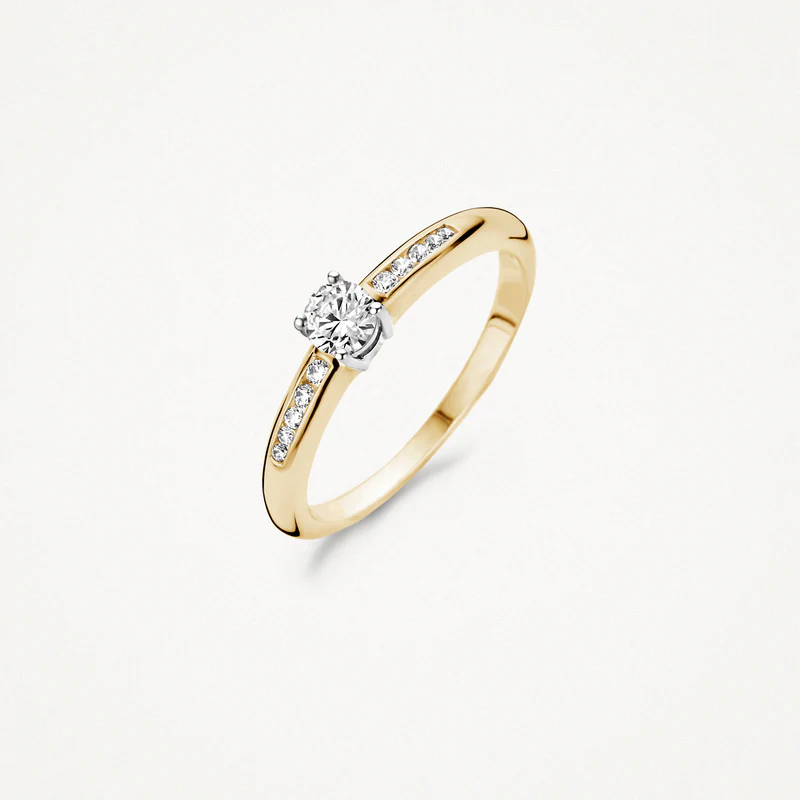 Deze klassieke 14k bicolor gouden ring heeft een grote zirkonia van 4 mm doorsnede in het midden en kleine zirkonia’s in de band. De band is 2,8 mm breed. De ring kan mooi gematcht worden met andere ringen uit onze collectie.